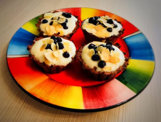 mini tarte făraă făina, cu iaurt și fructe de pădure