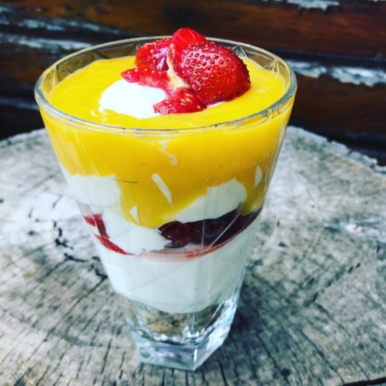 cheesecake la pahar cu mango și căpșune.